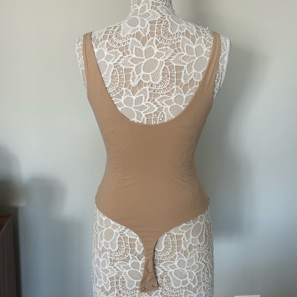 SKIMS Fits Everybody Square Neck Bodysuit - Picture 3 of 8